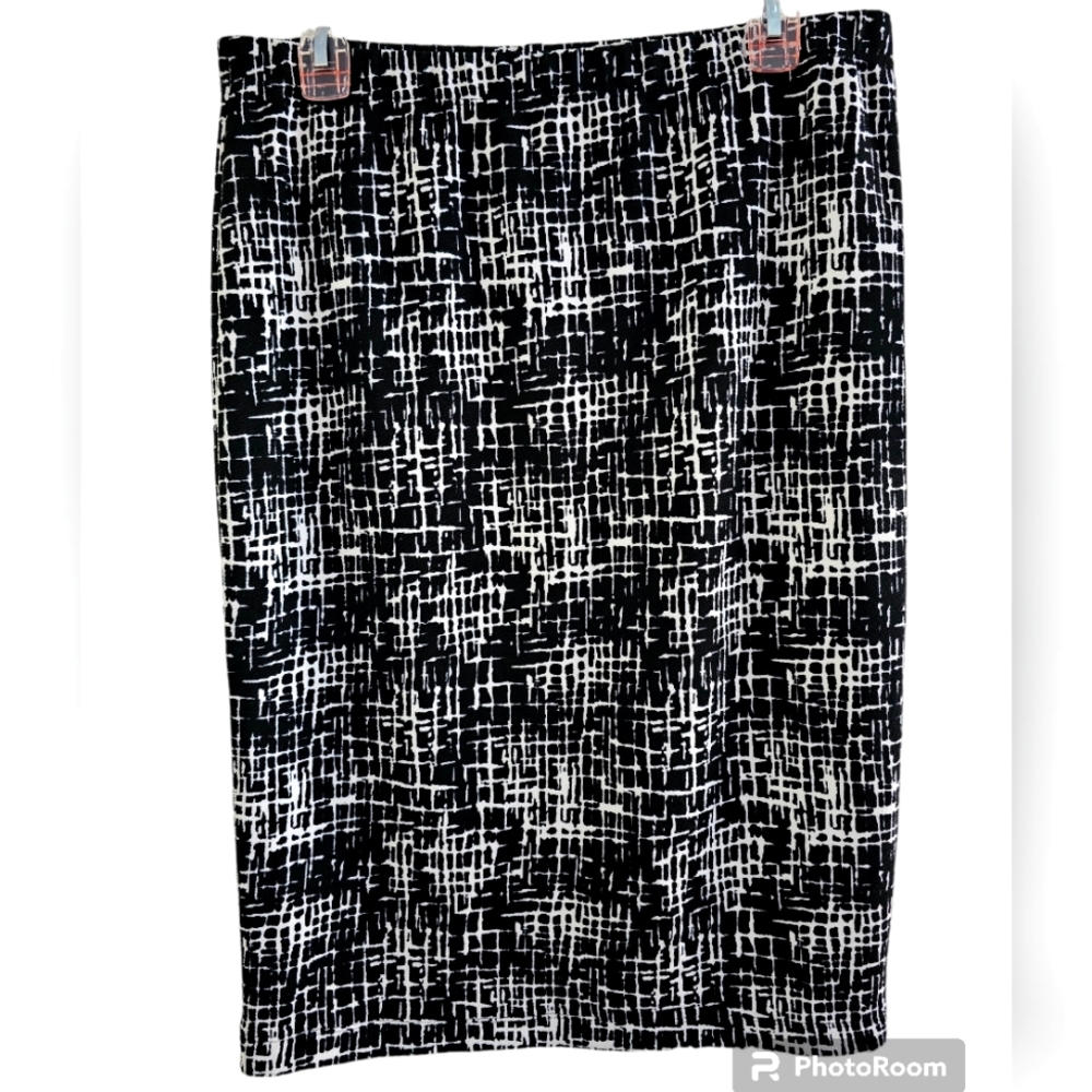 AGB large Black and White straight skirt